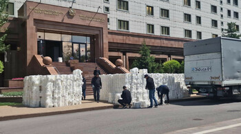 "Гора" из туалетной бумаги у Дома министерств: в ведомстве дали комментарий