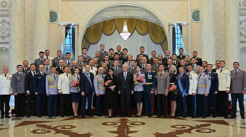 Токаев поздравил военных с Днем защитника Отечества