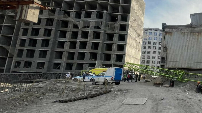 Строительный кран упал в Алматы, погиб рабочий