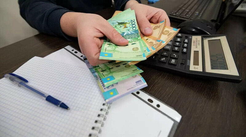 Некоторым казахстанцам простят кредиты и долги