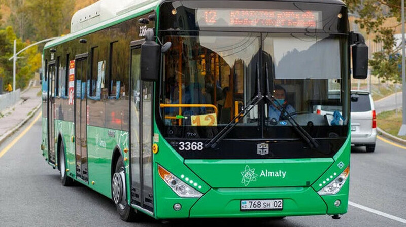 В Алматы автобус протаранил легковушку и врезался в дом