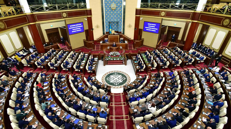 Депутаты парламента Казахстана ушли на каникулы