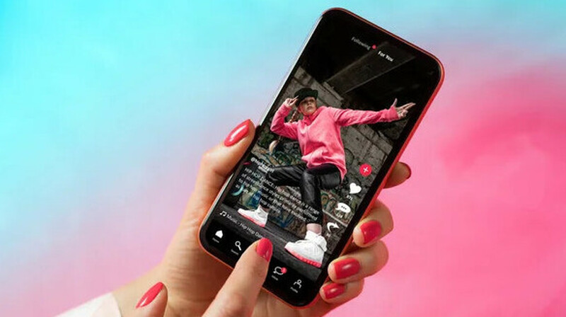 От Бугатти до "нелегального" рукопожатия: тренды TikTok этого лета