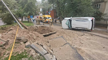 Взрыв природного газа в Алматы: автомобиль перевернуло, территорию оцепили
