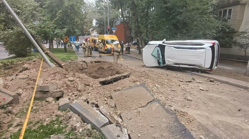 Взрыв природного газа в Алматы: автомобиль перевернуло, территорию оцепили