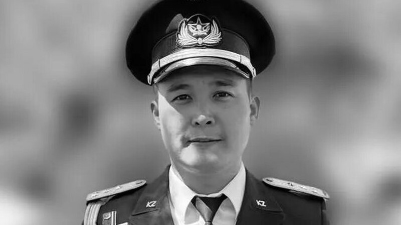 Казахстан простился с офицером, погибшим при крушении вертолета