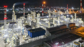 На нефтеперерабатывающем заводе в Шымкенте произошла трагедия: двое рабочих погибли при опрокидывании автовышки