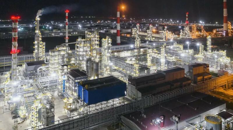 На нефтеперерабатывающем заводе в Шымкенте произошла трагедия: двое рабочих погибли при опрокидывании автовышки