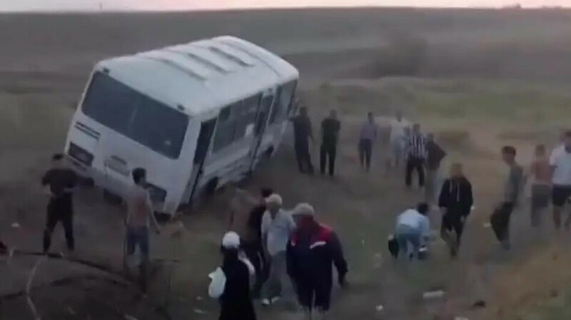 Автобус с детьми попал в аварию под Алматы: водитель и пассажир легковушки погибли