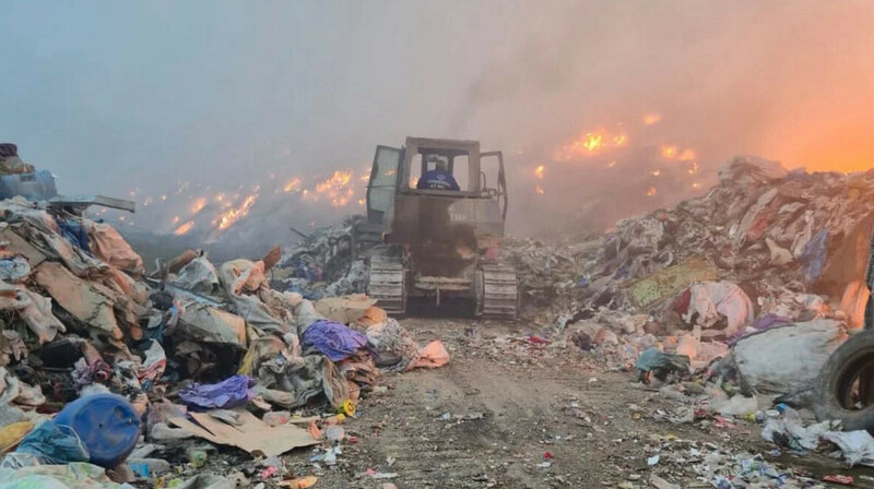 Больше чем 120 человек тушат пожар на полигоне в Алматинской области
