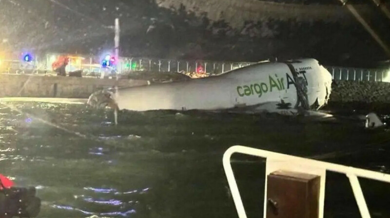 В аэропорту Гонконга грузовой самолет соскользнул в море: два человека погибли
