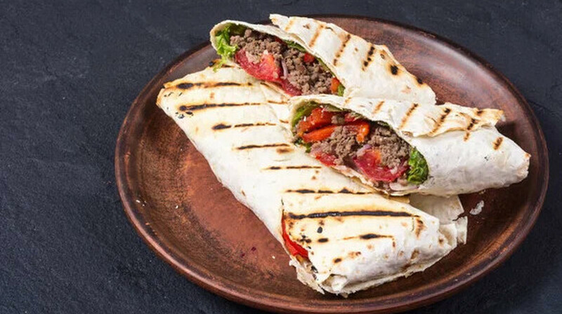 Ели шаурму: десятки детей отравились в школьной столовой в Бишкеке