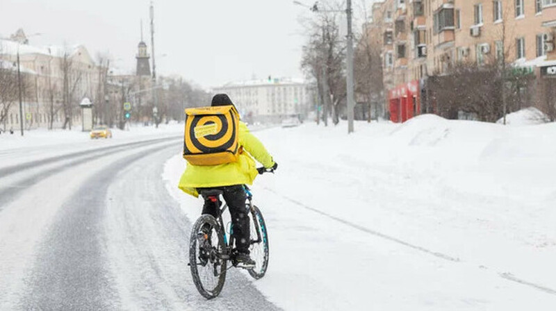 Курьер избил охранницу алматинского ЖК и сбежал после замечания