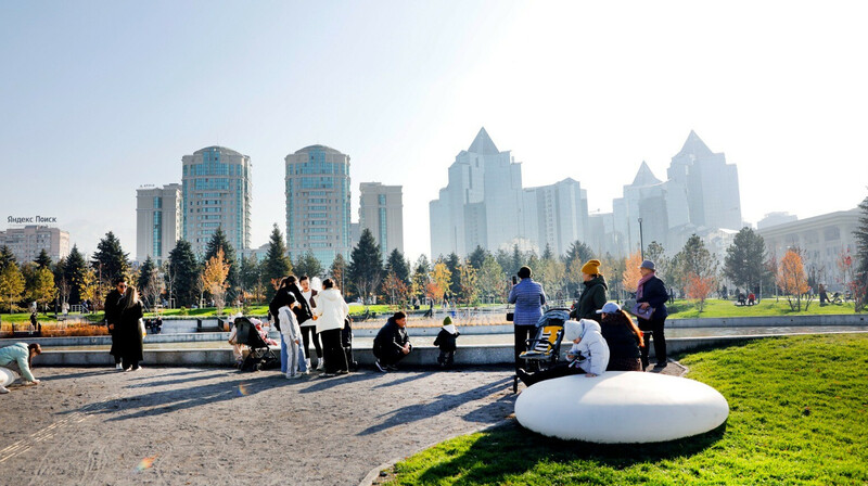 В Алматы официально открыли новый сквер на месте бывшей Президентской резиденции