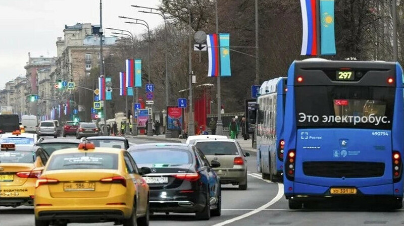 Москва готовится к визиту Токаева: на улицах города вывесили флаги двух стран