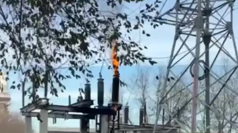 Утром в Алматы прогремел взрыв на электролинии: повреждены медцентр и автомобиль