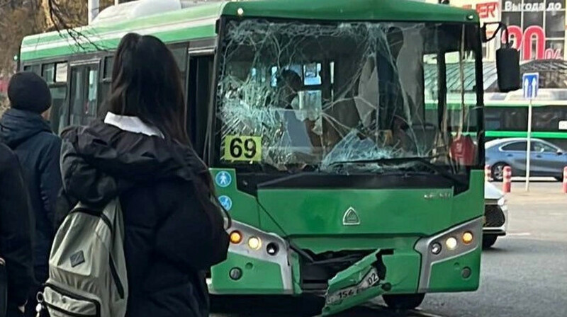 Два автобуса столкнулись в Алматы: есть пострадавшие