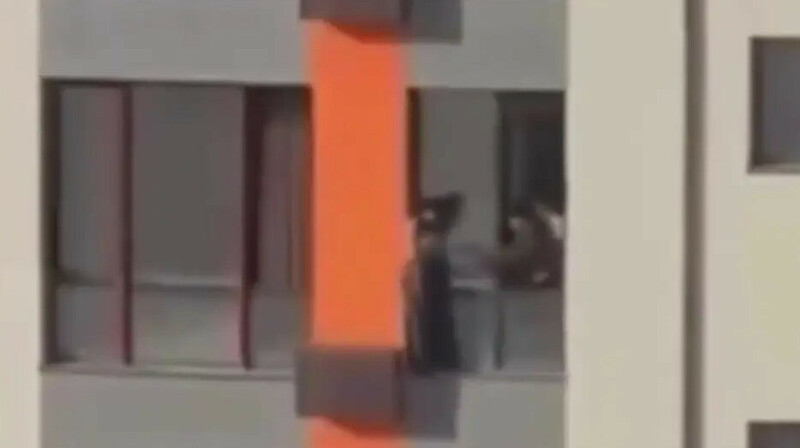 В Шымкенте случайные прохожие спасли девушку на высоте 8-го этажа