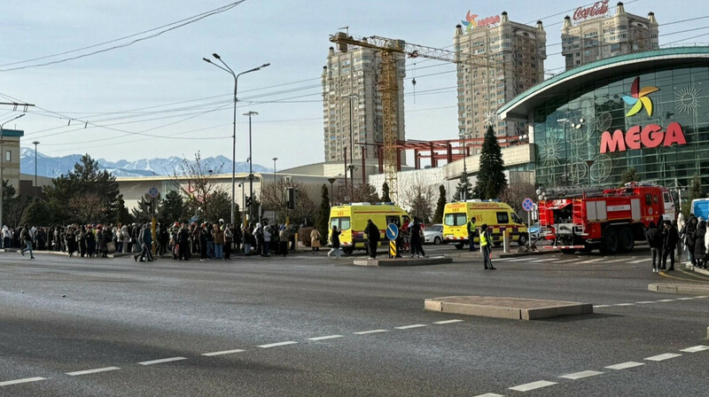 Людей эвакуировали из ТРЦ после сообщения о заминировании в Алматы