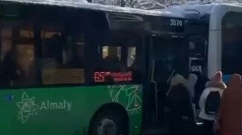 Автобус и троллейбус столкнулись в Алматы: есть пострадавшая