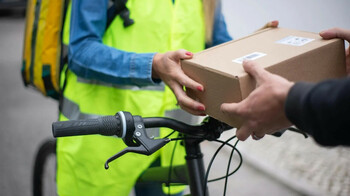 Премьер поручил МВД разобраться с курьерами на тротуарах