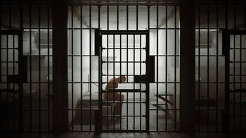 Напавшего на пожилую женщину на остановке в Алматы арестовали