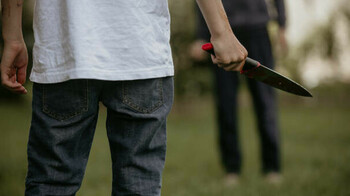 В Караганде 12-летний подросток преследовал 8-летнего соседа